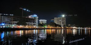 La foto raffigurante Budva (Budua) di notte