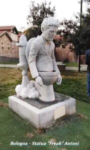 La foto raffigurante statua a Roberto "Freak" Antoni a Bologna